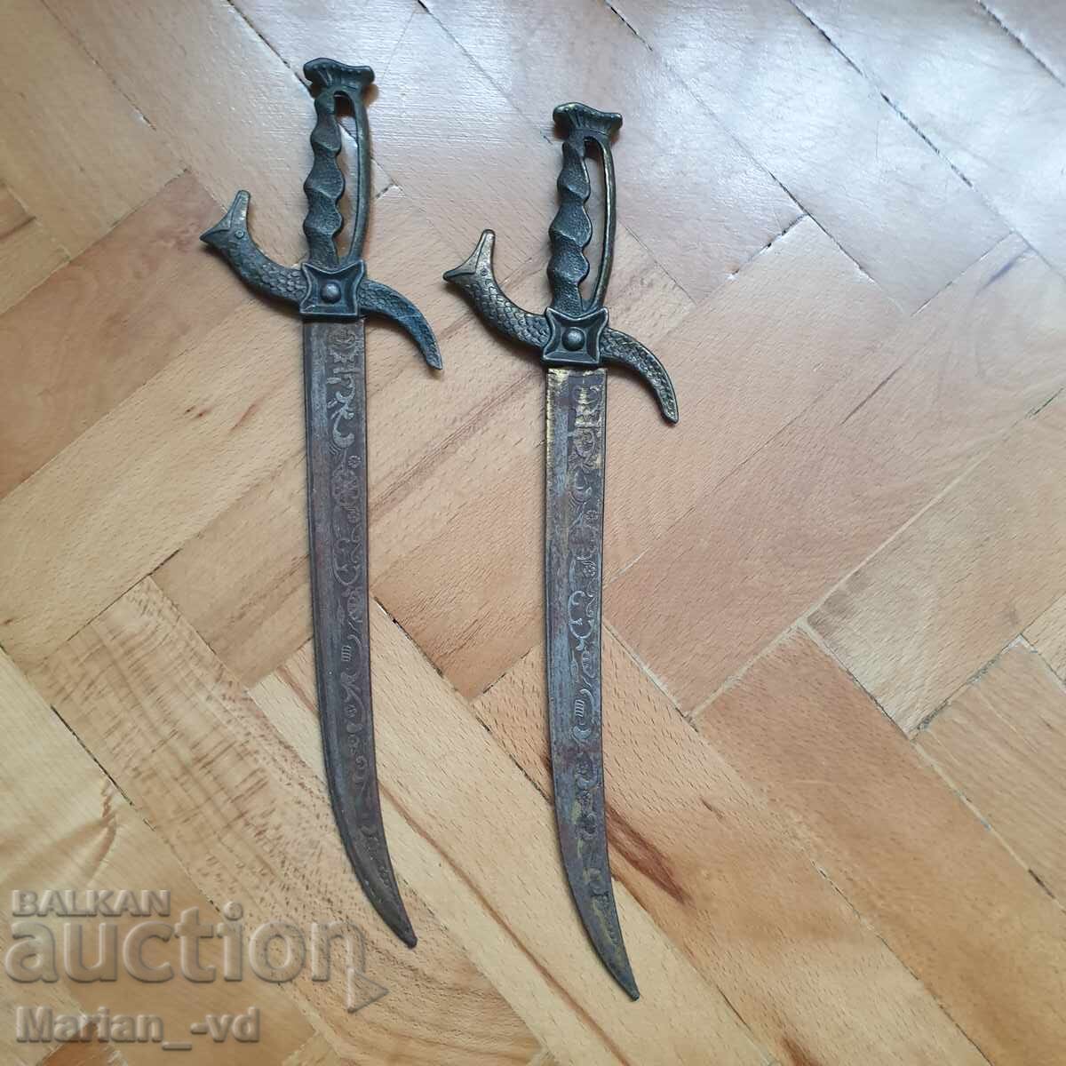 Δύο παλιά μαχαίρια