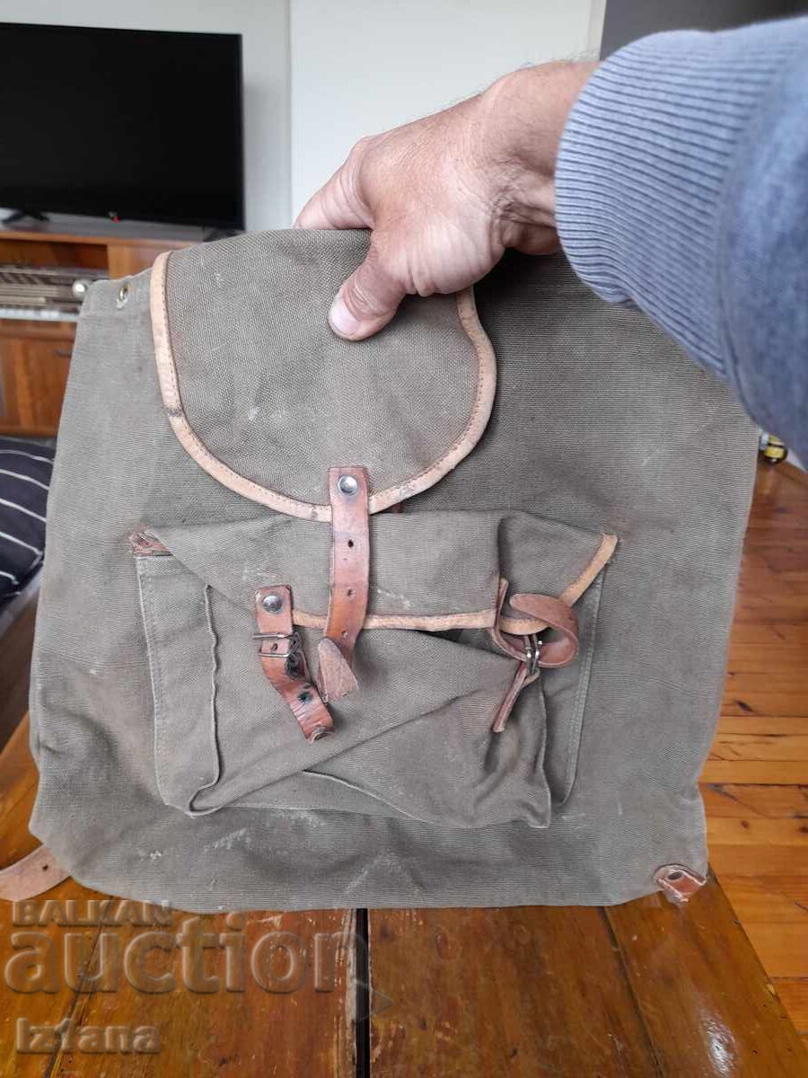 Стара брезентова раница с цена 32.00 лв. | € 16.36 Стара брезентова раница с цена 32.00 лв. | € 16.36