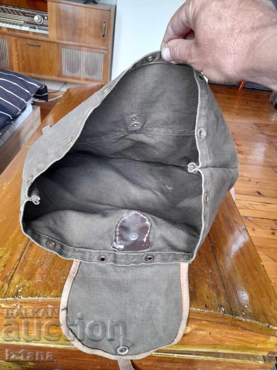 Доставка на Стара брезентова раница Доставка на Стара брезентова раница