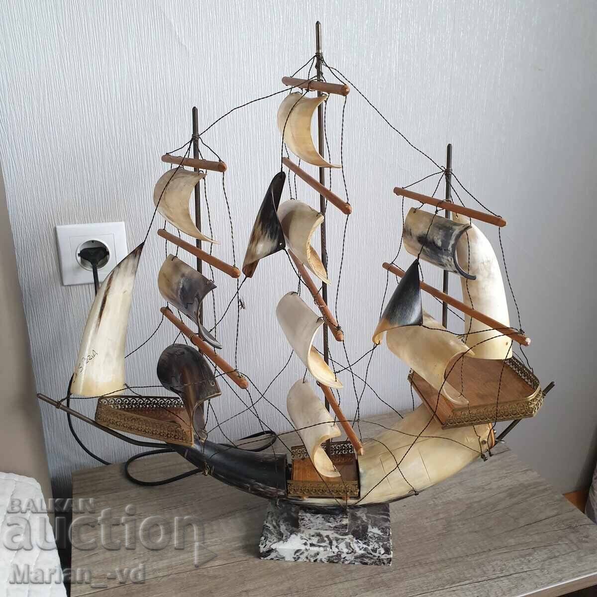 Παράδοση Μεγάλο κέρας πλοίο με νυχτερινό φως και φανάρι