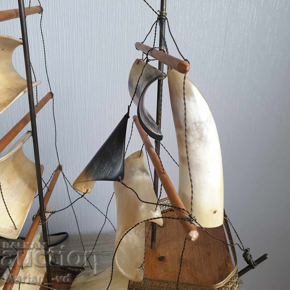 Μεγάλο κέρας πλοίο με νυχτερινό φως και φανάρι - 5