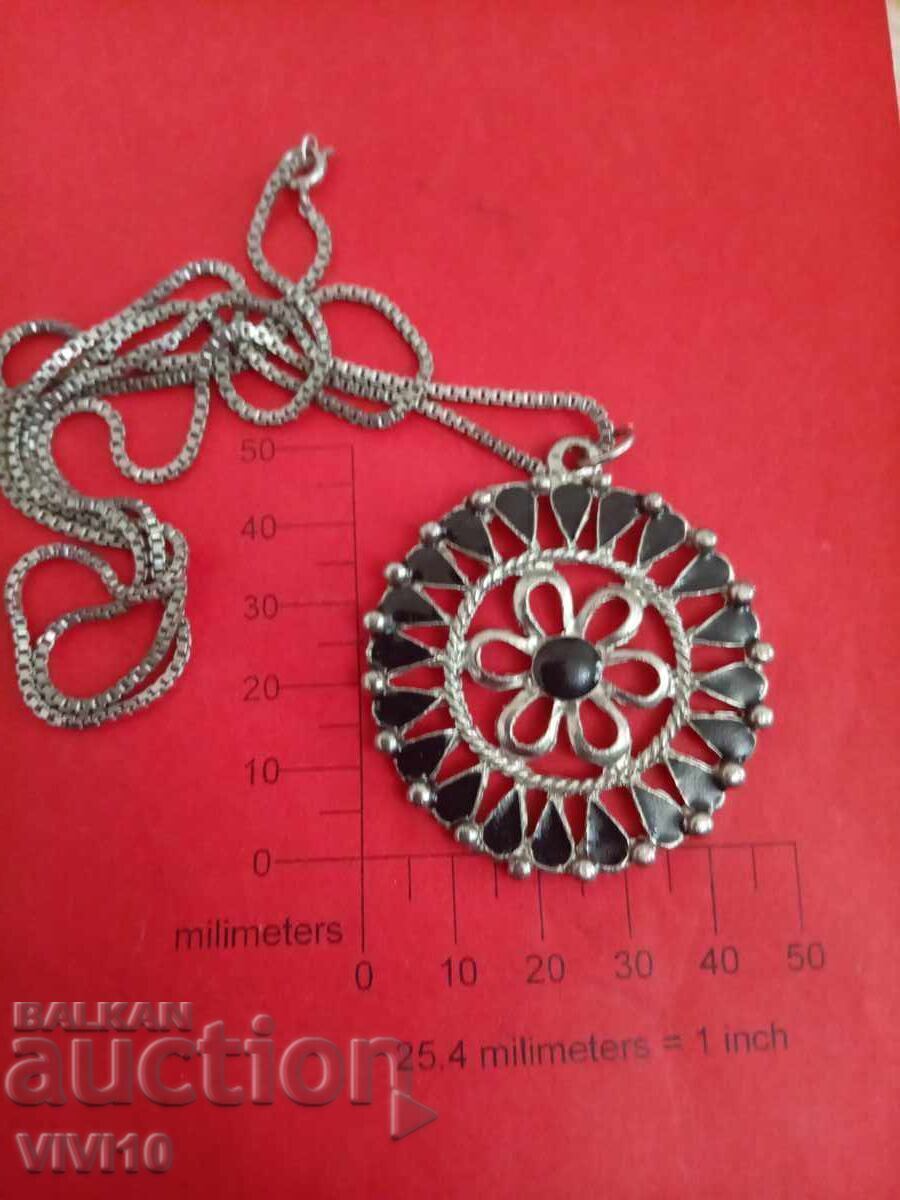 Αρχαίο κολιέ με σμάλτο