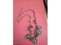 Αρχαίο κολιέ με σμάλτο