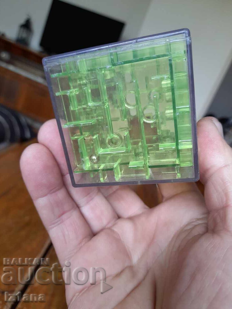 Auction  Old toy maze cube