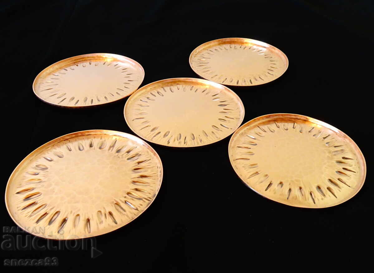 Пет ковани медни чинии,чиста мед.