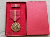 Semn jubiliar 40 de ani de putere populară, medalie cehă cu cutie