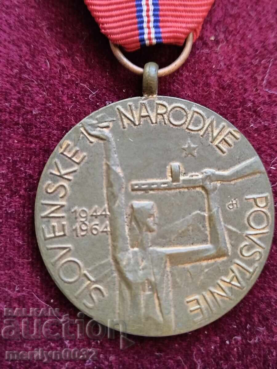 Semn comemorativ 20 de ani de la Revolta Slovacă, medalie cehă cu cutie cu preț 88.00 BGN | € 44.99 Semn comemorativ 20 de ani de la Revolta Slovacă, medalie cehă cu cutie cu preț 88.00 BGN | € 44.99