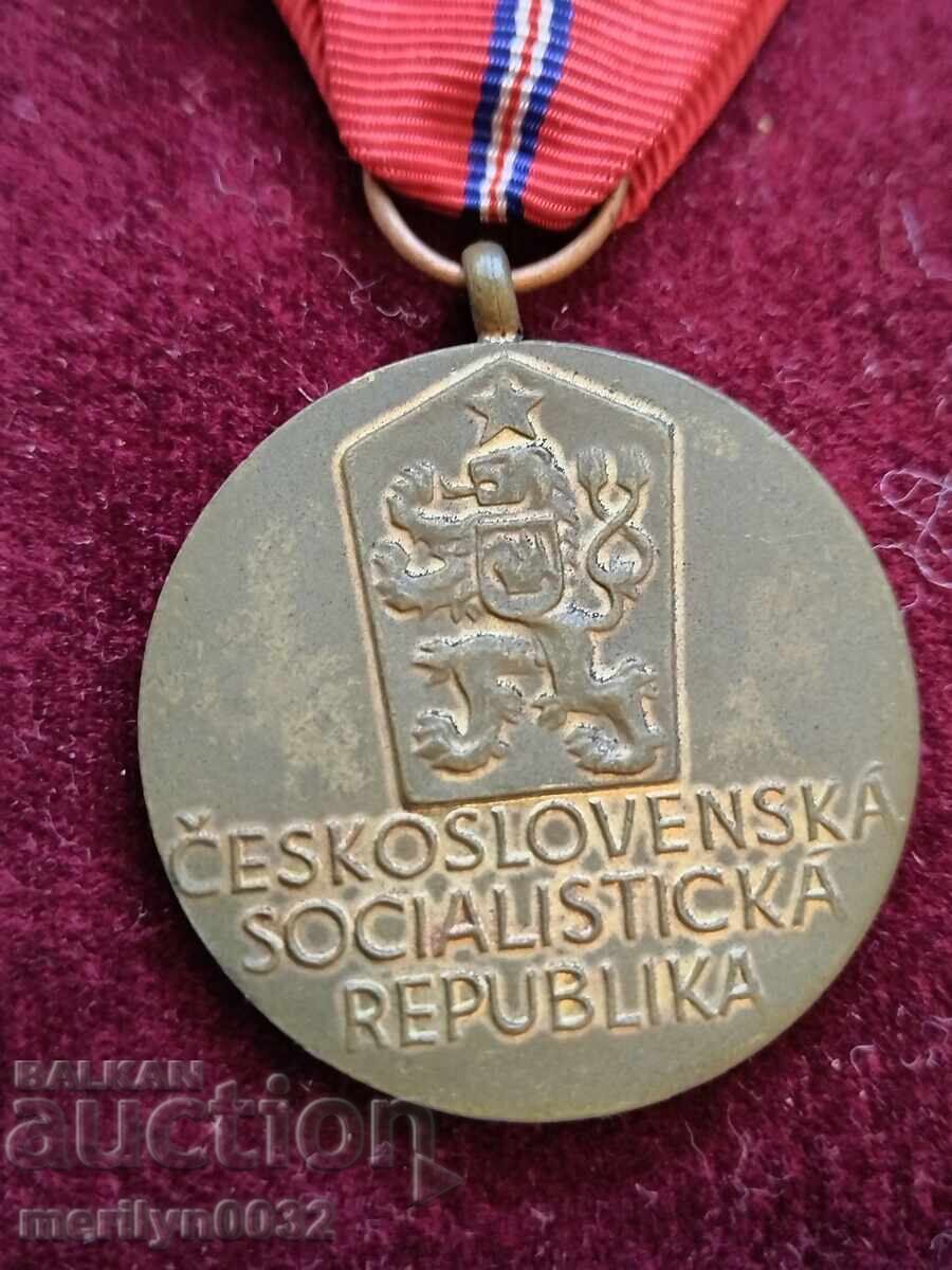 Licitație Semn comemorativ 20 de ani de la Revolta Slovacă, medalie cehă cu cutie Licitație Semn comemorativ 20 de ani de la Revolta Slovacă, medalie cehă cu cutie