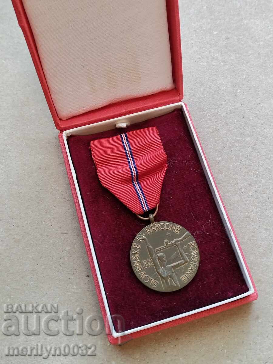 Semn comemorativ 20 de ani de la Revolta Slovacă, medalie cehă cu cutie Semn comemorativ 20 de ani de la Revolta Slovacă, medalie cehă cu cutie