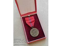 Semn comemorativ 20 de ani de la Revolta Slovacă, medalie cehă cu cutie