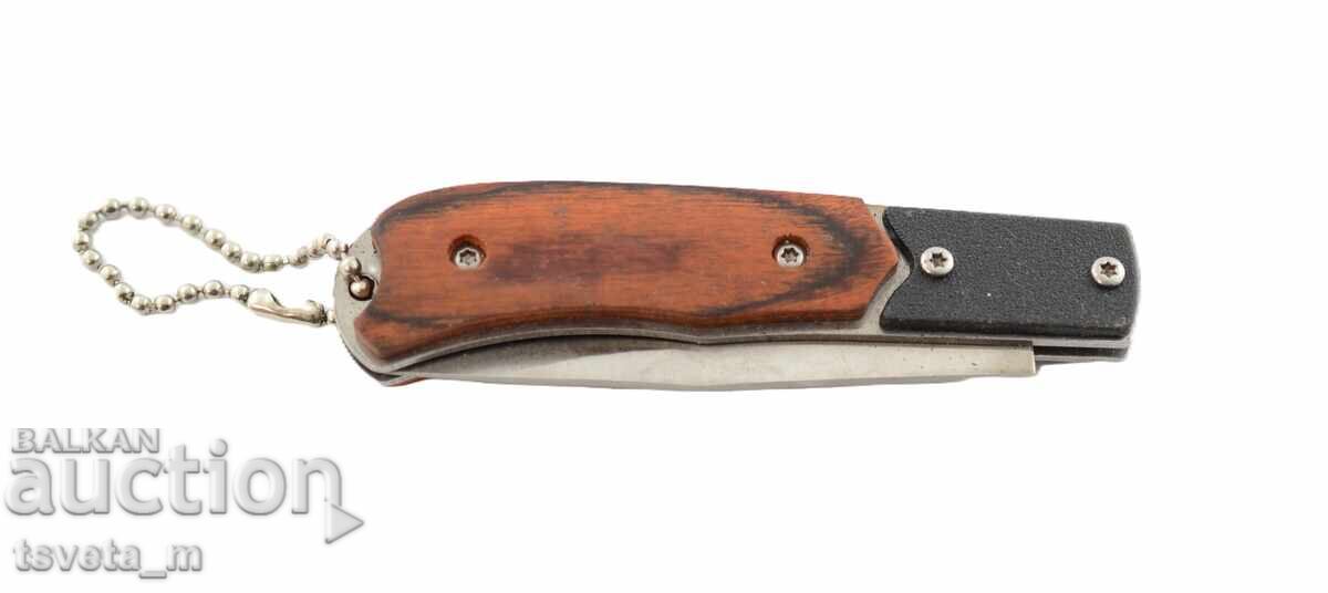 A pocket knife with price 10.00 BGN | € 5.11 A pocket knife with price 10.00 BGN | € 5.11