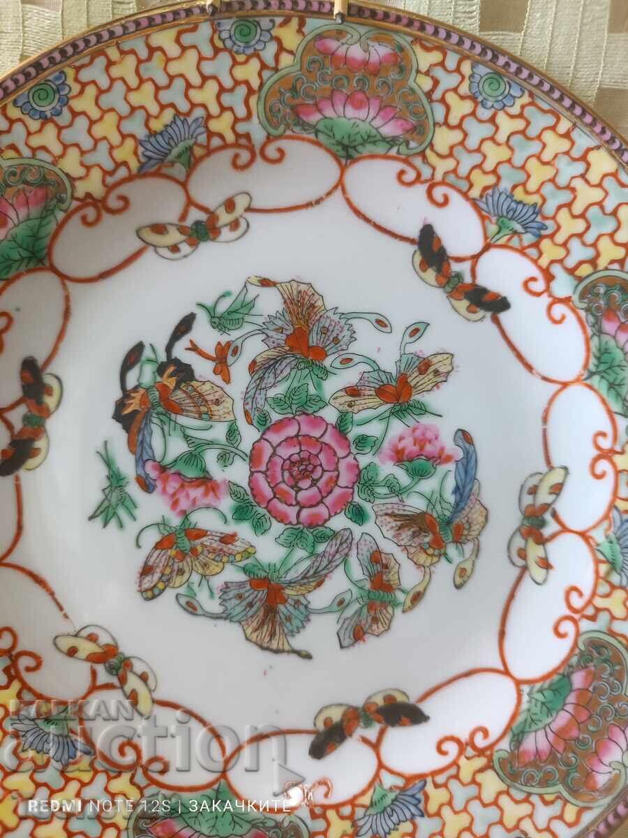 Декоративна порцеланова чиния с пружина за окачване с цена 15.00 лв. | € 7.67