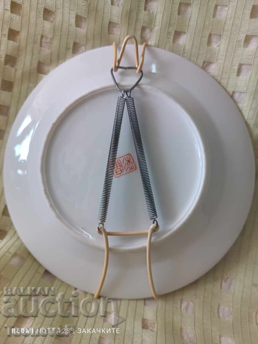 Доставка на Декоративна порцеланова чиния с пружина за окачване