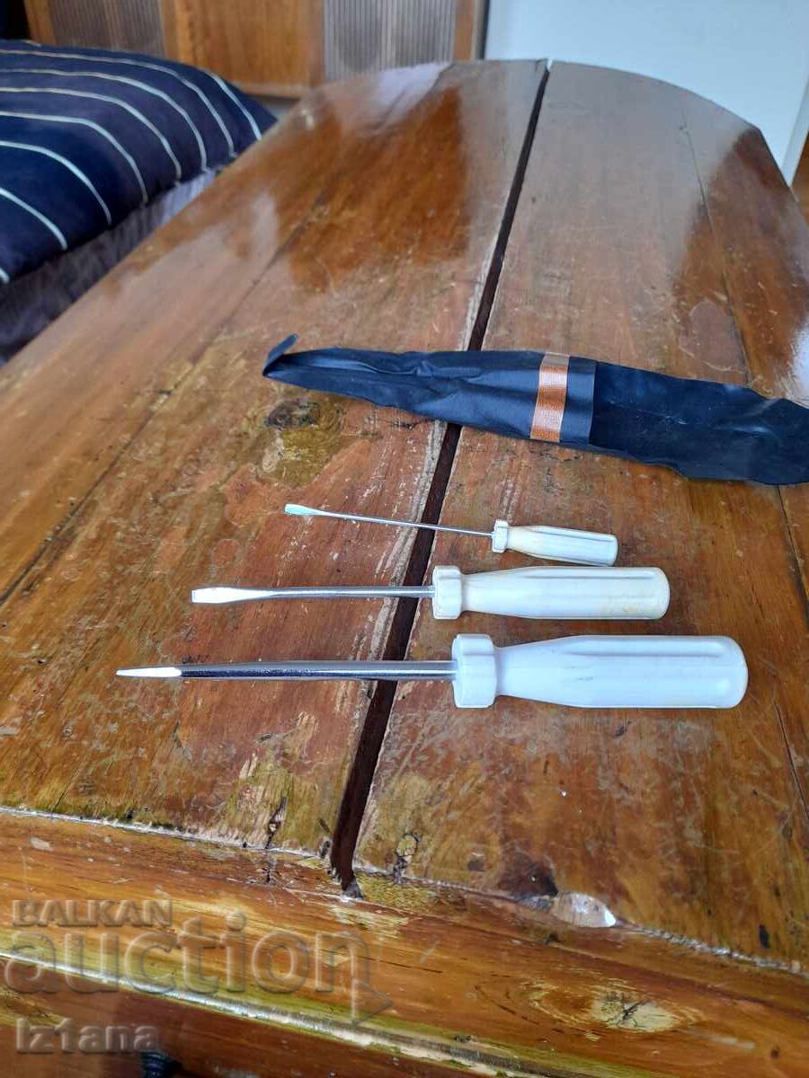 Παλιό σετ κατσαβιδιών με τιμή 25.00 BGN | € 12.78 Παλιό σετ κατσαβιδιών με τιμή 25.00 BGN | € 12.78