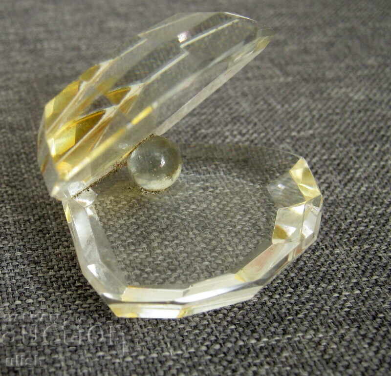 Стара бижутерска бисерна мида кристално стъкло с цена 30.00 лв. | € 15.34