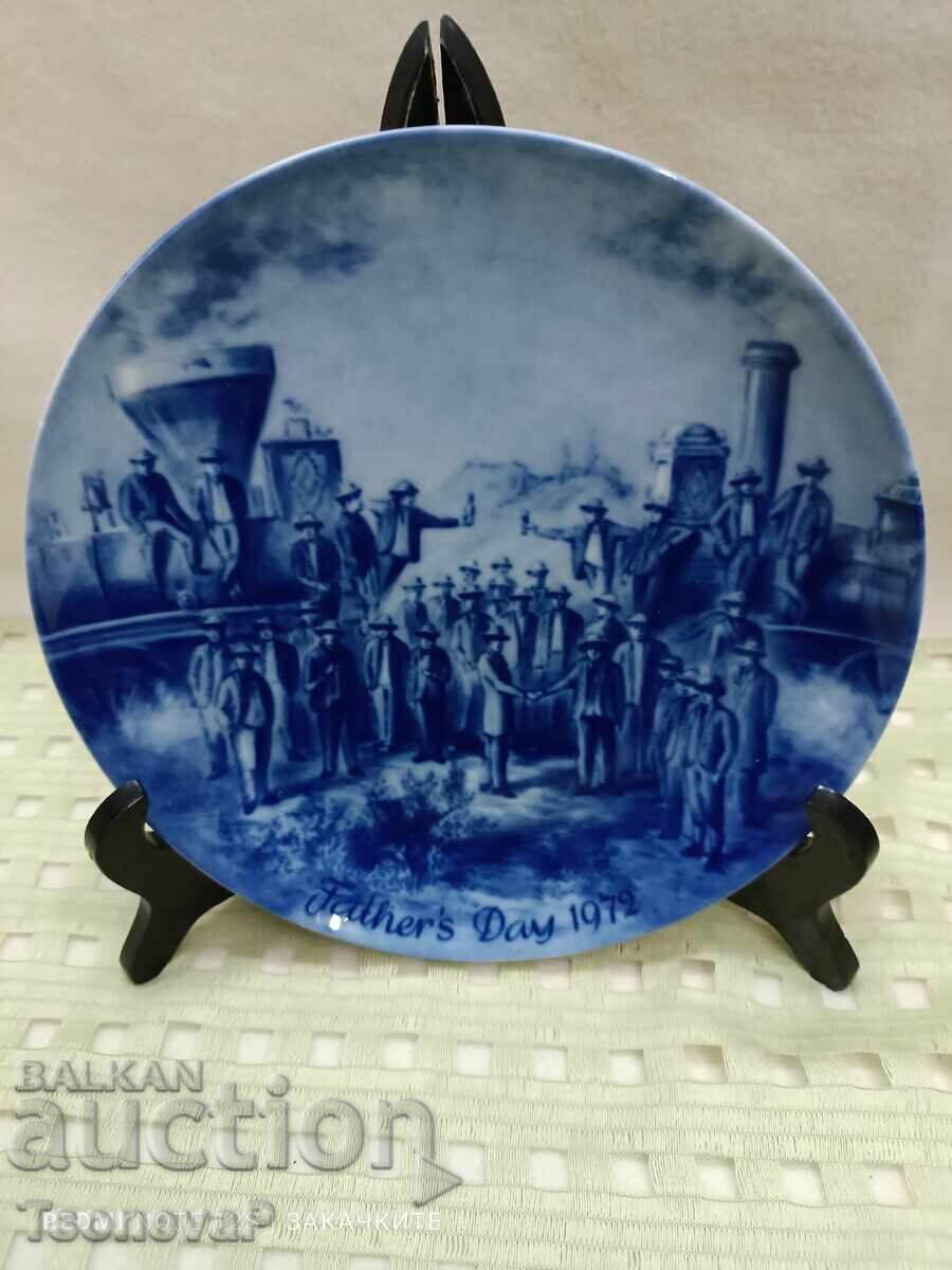 Farfurie decorativă din porțelan de KAISER PORCELAIN