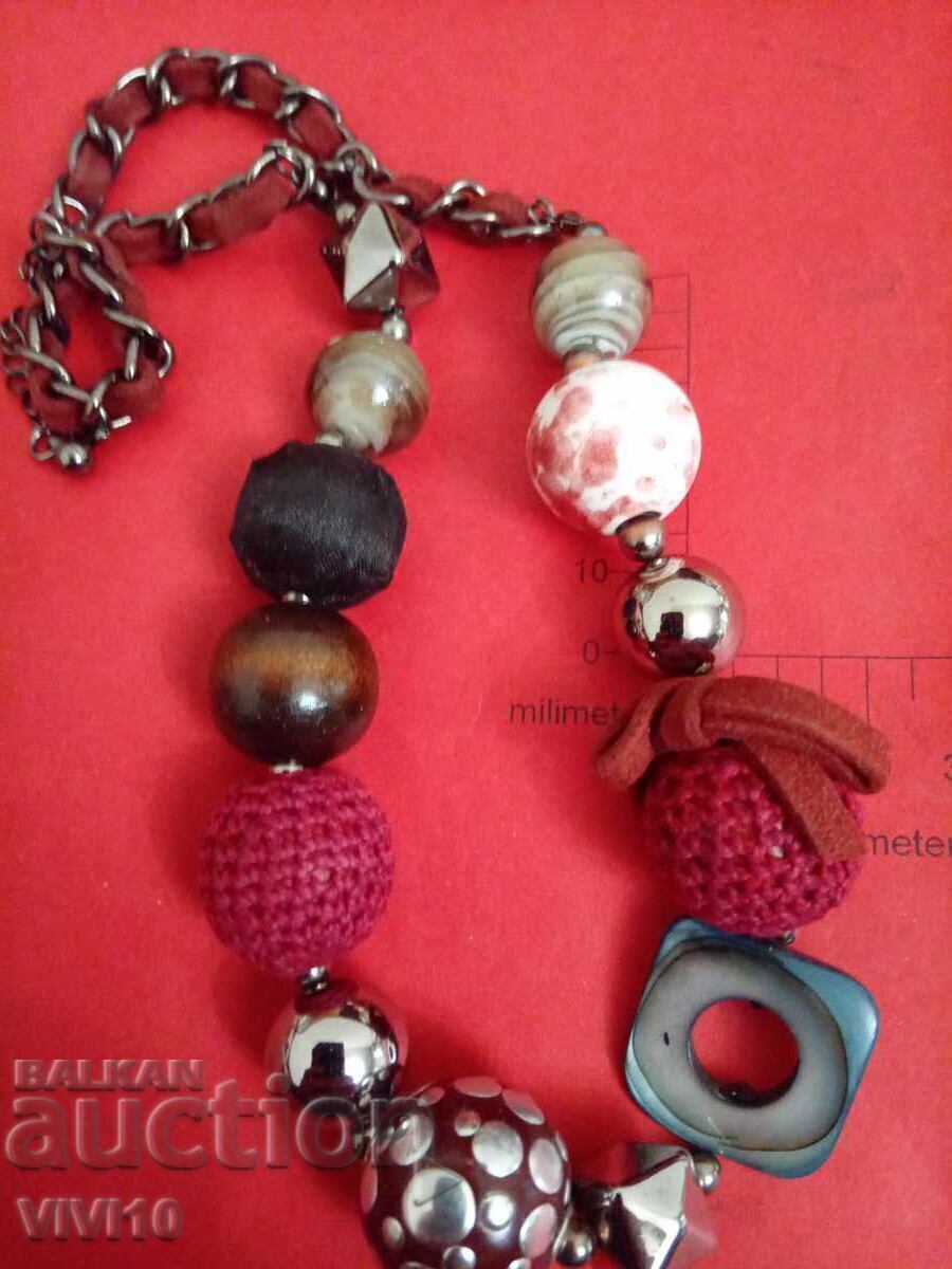 Αρχαίο κολιέ με σμάλτο και πορσελάνη Αρχαίο κολιέ με σμάλτο και πορσελάνη