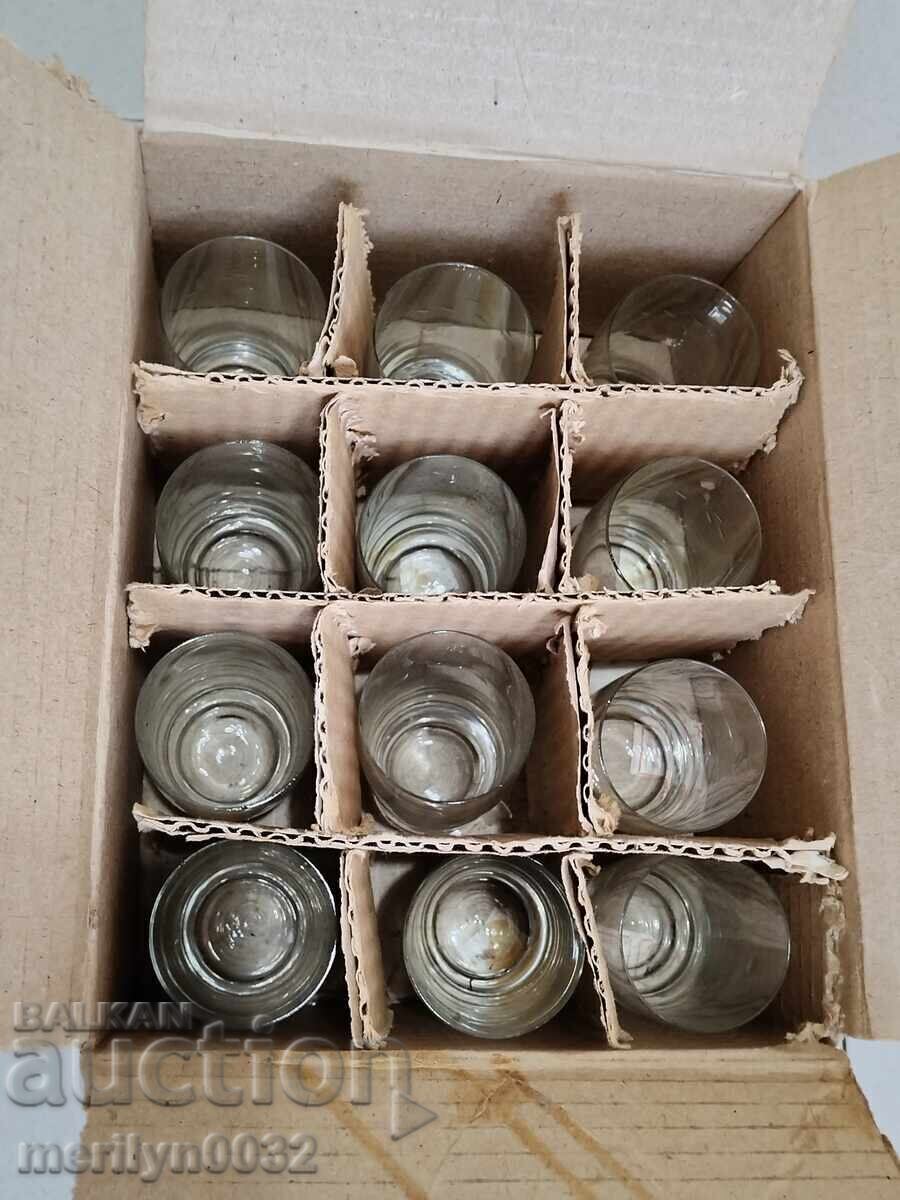 Красив български сервиз чаши 12 бр чаша НРБ с цена 69.90 лв. | € 35.74 Красив български сервиз чаши 12 бр чаша НРБ с цена 69.90 лв. | € 35.74