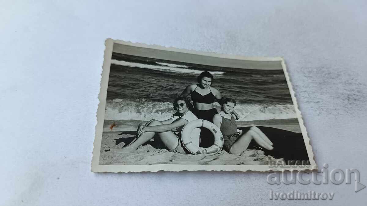 Снимка Три млади момичета на плажа