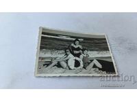 Снимка Три млади момичета на плажа