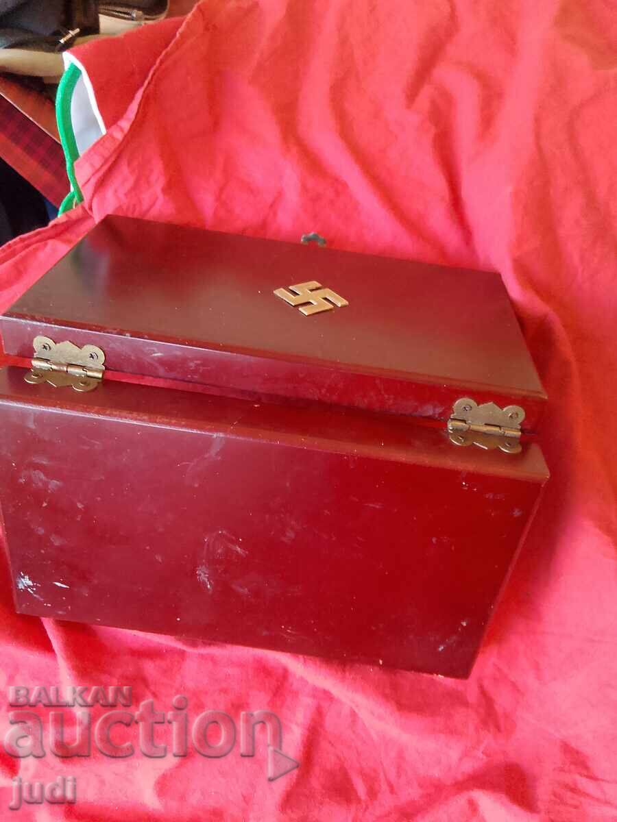 Δημοπρασία Τρίτο Ράιχ φανταστικό ξύλινο κουτί