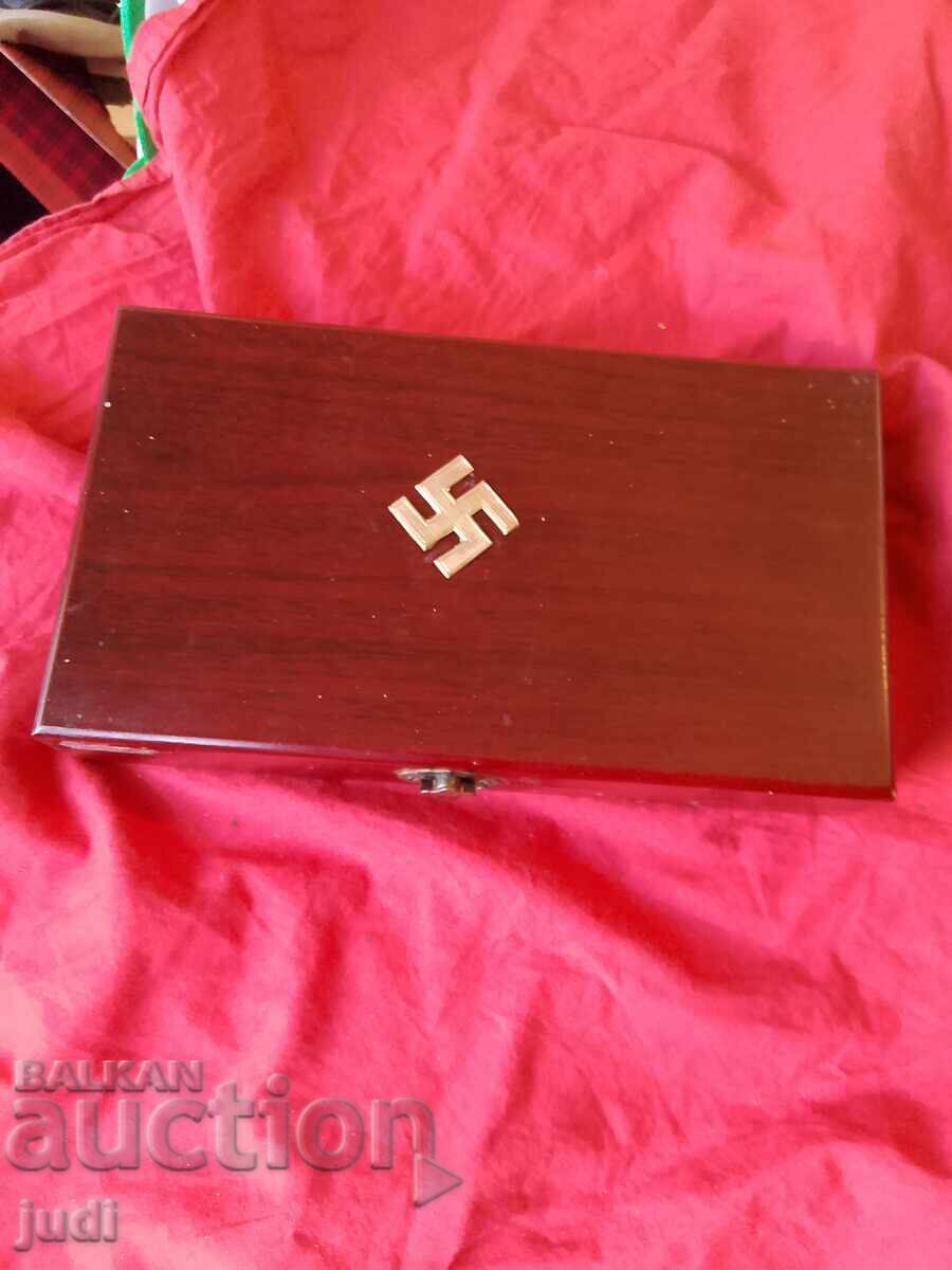 Τρίτο Ράιχ φανταστικό ξύλινο κουτί