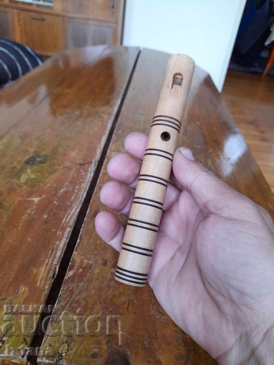 Παράδοση Παλιό ράσκυλο, ντουντουκ, σφυρίχτρα