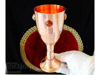 Βασιλικό μεντένιο κανάτι, χάλκινο ποτήρι κρασιού, πέτρες