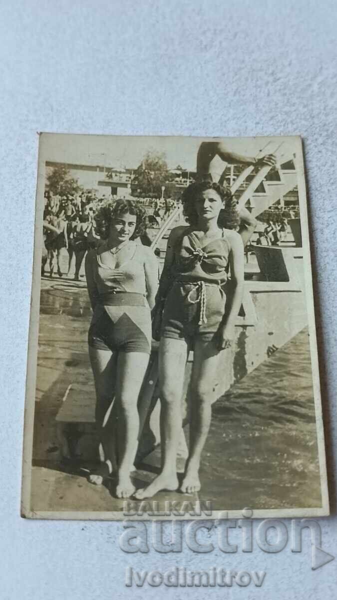 Fotografie Două fete tinere pe plajă Fotografie Două fete tinere pe plajă