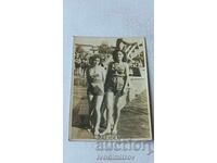 Fotografie Două fete tinere pe plajă