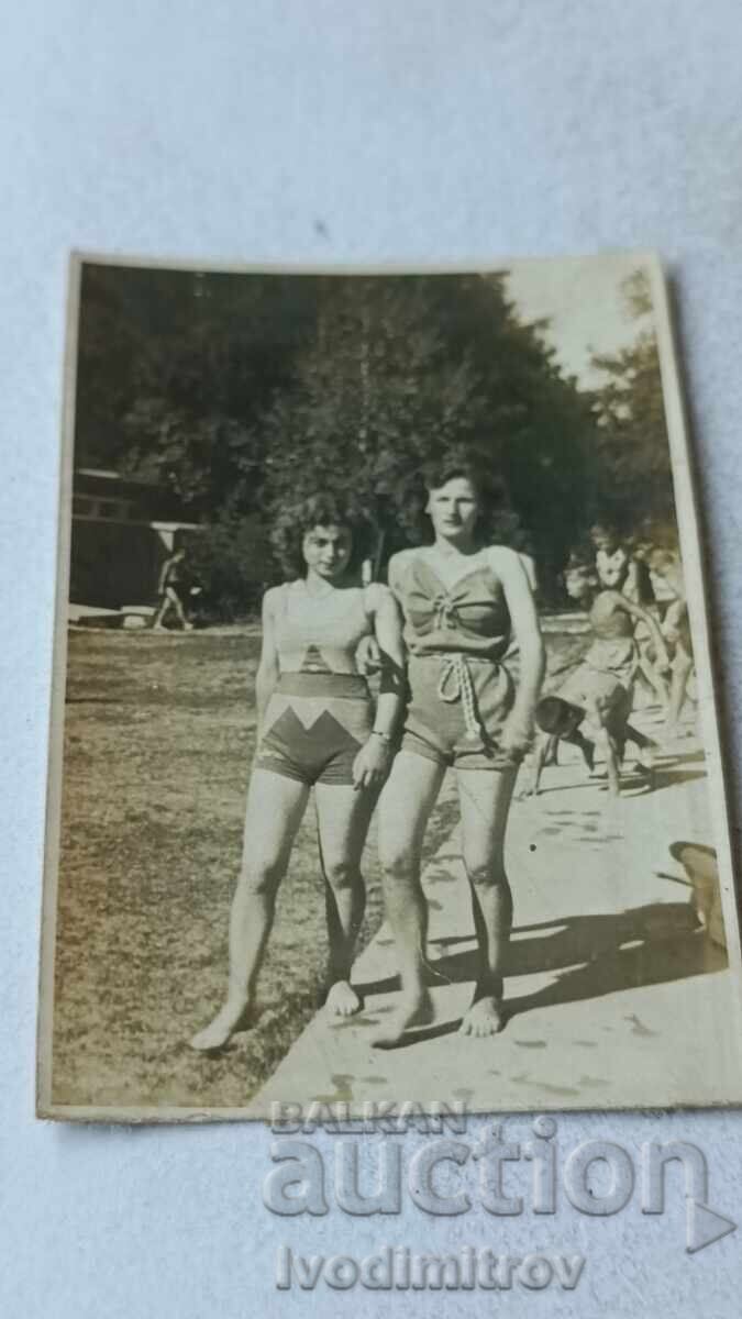 Снимка Две млади момичета по бански на разходка