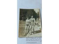 Φωτογραφία Δύο νεαρών κοριτσιών με μαγιό σε βόλτα