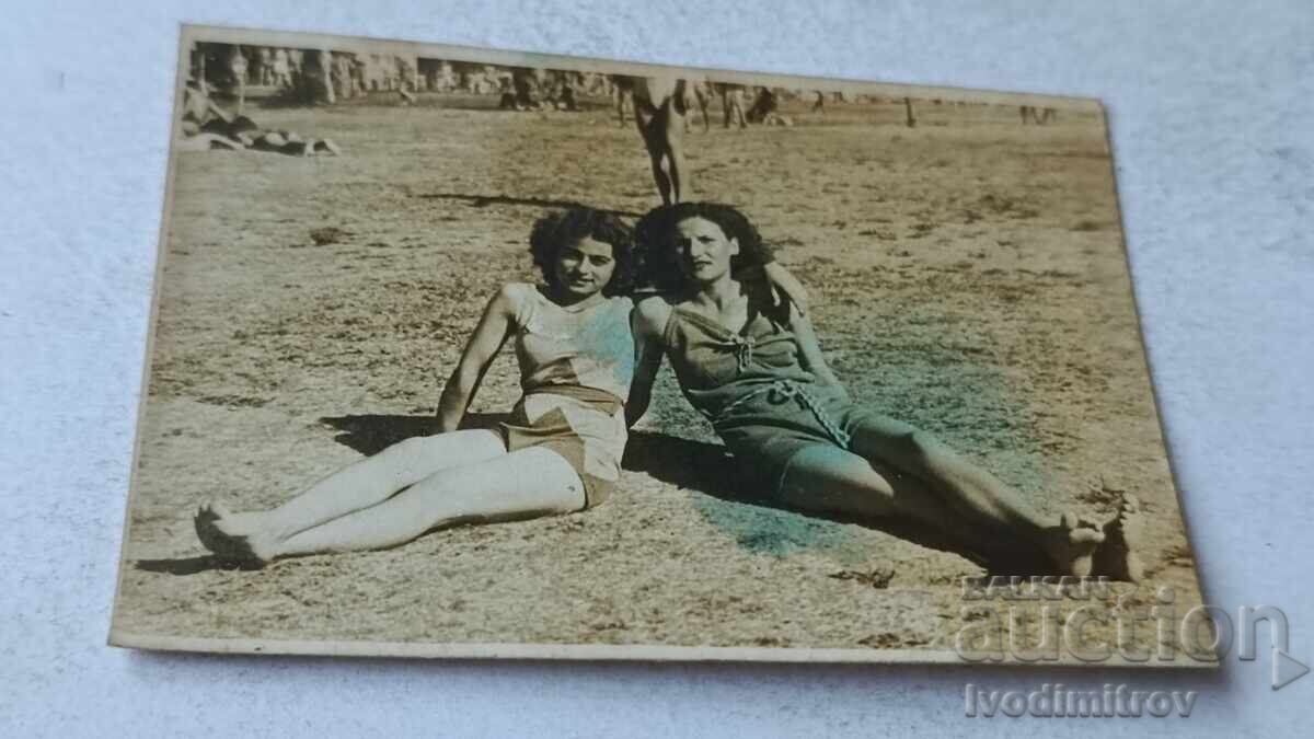 Snimka Dve mladi momicheta po banski sednali na trevata