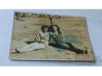 Snimka Dve mladi momicheta po banski sednali na trevata