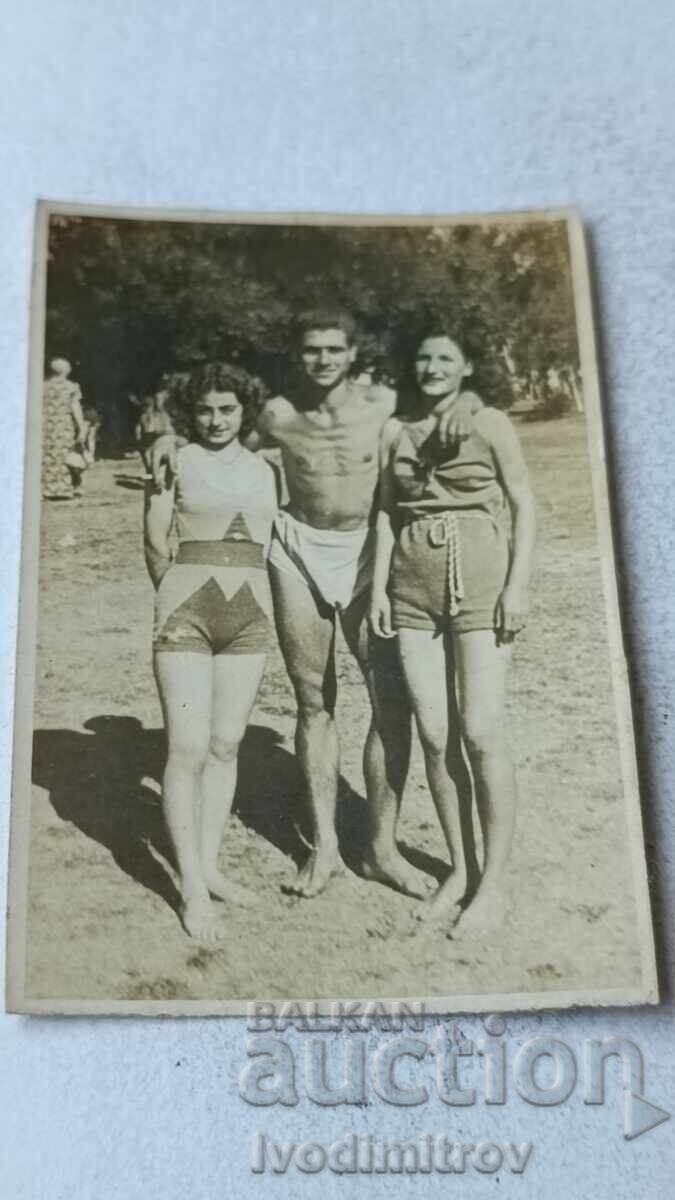 Φωτογραφία Δύο νεαρών κοριτσιών και ενός νεαρού άνδρα με μαγιό