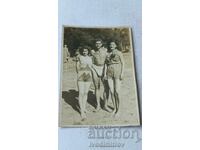 Fotografie Două fete tinere și un tânăr în costume de baie
