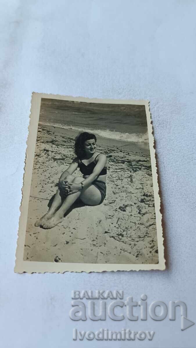 Foto Fată tânără pe plajă