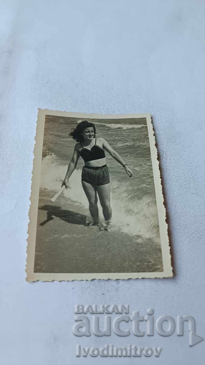 Foto Fată tânără pe plajă Foto Fată tânără pe plajă