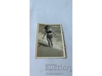 Снимка Младо момиче на брега на морето