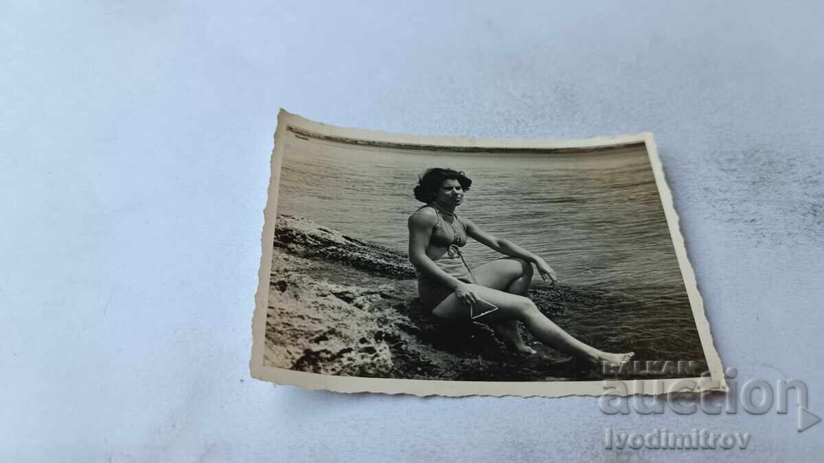 Foto Fată tânără pe plajă Foto Fată tânără pe plajă