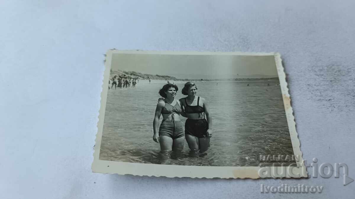 Fotografie Două fete tinere pe plajă