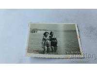 Fotografie Două fete tinere pe plajă