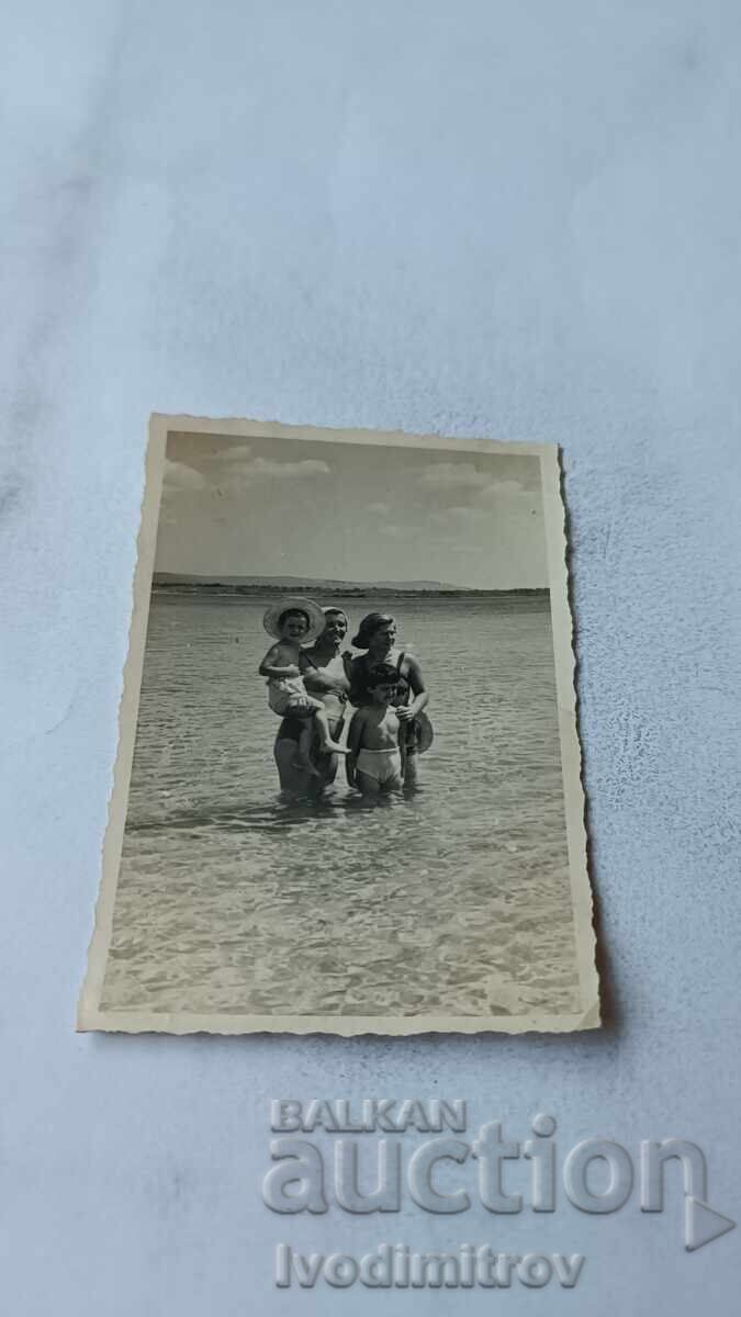 Φωτογραφία Δύο γυναίκες αγόρι και κορίτσι στην παραλία Φωτογραφία Δύο γυναίκες αγόρι και κορίτσι στην παραλία