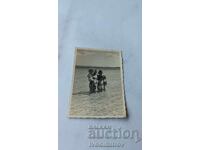 Снимка Две жени момче и момиче на брега на морето