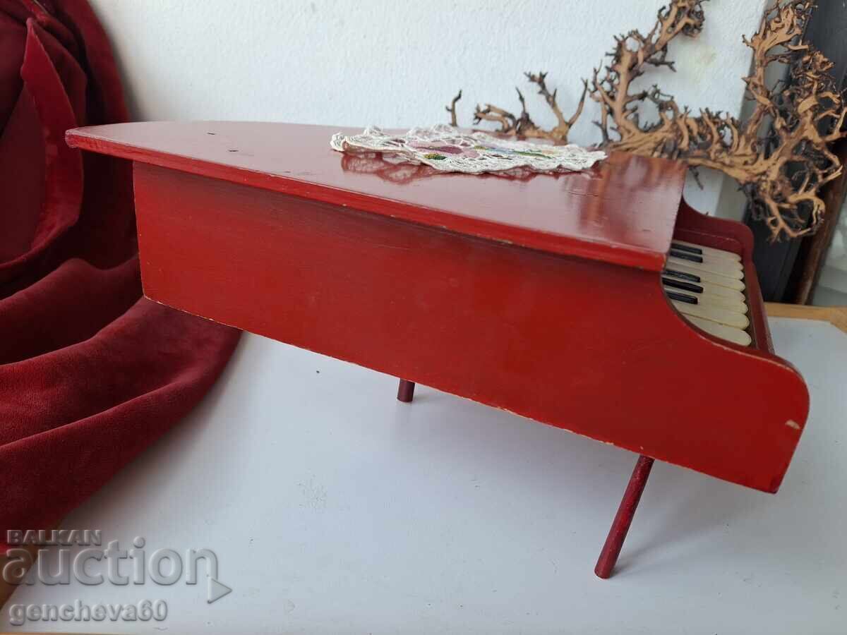 Ρετρό βουλγαρικό παιδικό πιάνο με τιμή € 15.00 | 29.34 BGN