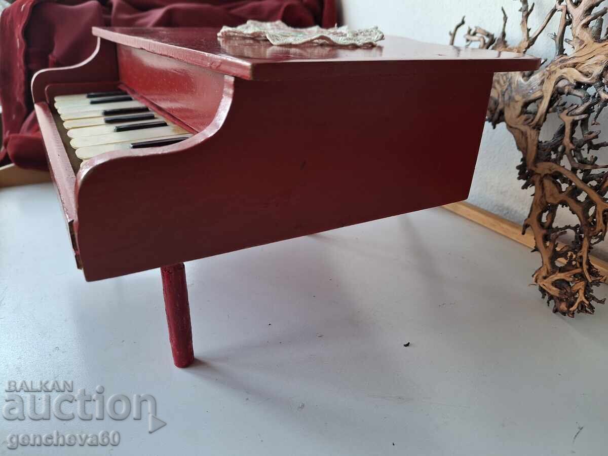 Аукцион Ретро българско детско пиано