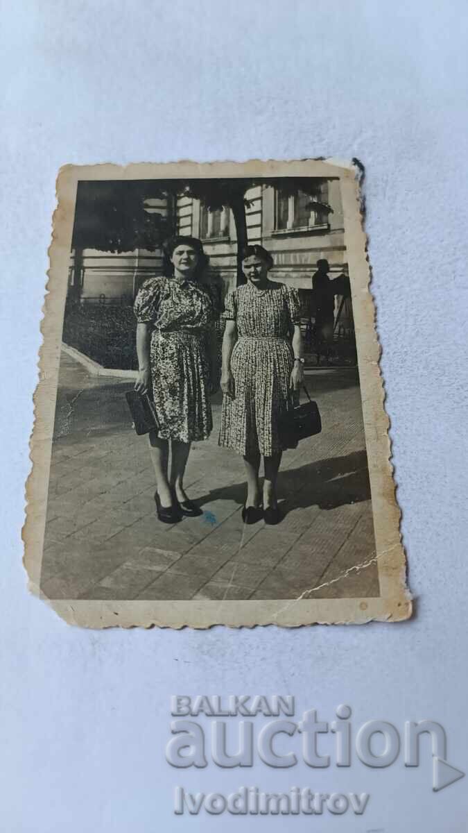 Снимка София Две жени на тротоара Снимка София Две жени на тротоара