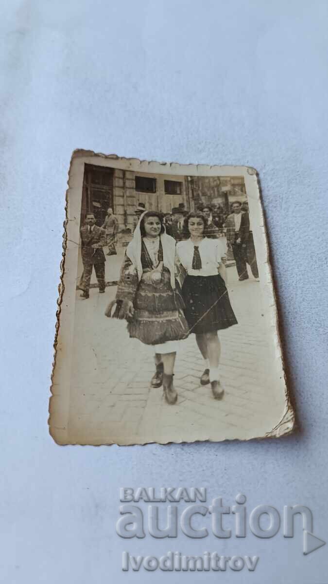 Φωτογραφία Σοφία Δύο νεαρά κορίτσια για μια βόλτα Φωτογραφία Σοφία Δύο νεαρά κορίτσια για μια βόλτα