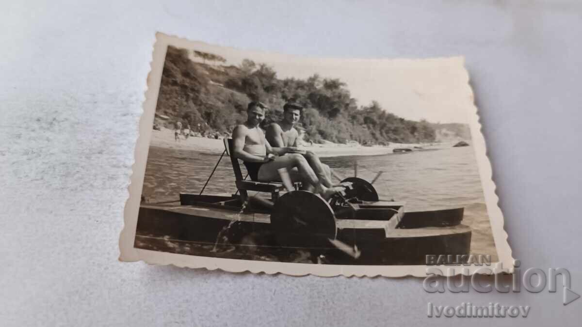 Φωτογραφία Δύο νεαροί άνδρες με θαλάσσιο ποδήλατο στη θάλασσα