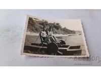 Φωτογραφία Δύο νεαροί άνδρες με θαλάσσιο ποδήλατο στη θάλασσα